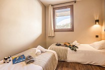 L'Altaviva - slaapkamer met 2 1-persoonsbedden en raam